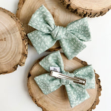 Load image into Gallery viewer, laurel | lark bow