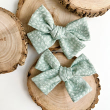 Load image into Gallery viewer, laurel | lark bow