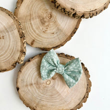 Load image into Gallery viewer, laurel | classic bow