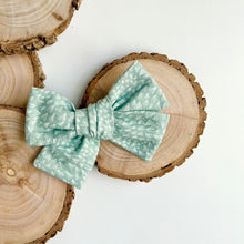 Load image into Gallery viewer, laurel | lark bow