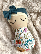 Load image into Gallery viewer, meadow in white | swaddle bébé
