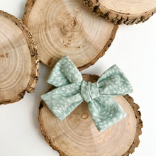 Load image into Gallery viewer, laurel | lark bow