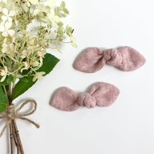 Load image into Gallery viewer, linen knotted bow | berry
