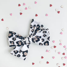 Load image into Gallery viewer, on safari | lark bow