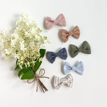 Load image into Gallery viewer, linen classic bow | capri
