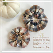 Load image into Gallery viewer, pink skulls | scrunchie