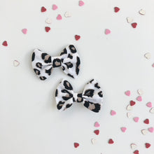 Load image into Gallery viewer, on safari | classic bow