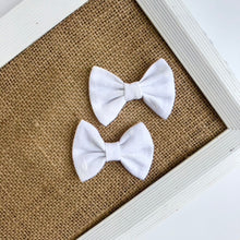 Load image into Gallery viewer, subtle bee | classic bow