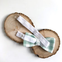 Load image into Gallery viewer, candy cane | bowtie