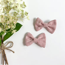 Load image into Gallery viewer, linen classic bow | berry