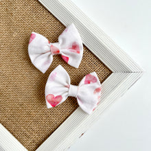 Load image into Gallery viewer, XOXO | classic bow