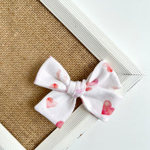 Load image into Gallery viewer, XOXO | lark bow