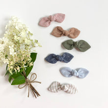 Load image into Gallery viewer, linen knotted bow | berry