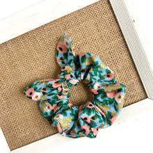 Load image into Gallery viewer, rosa - chambray | scrunchie