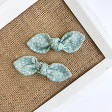 Load image into Gallery viewer, laurel | knotted bow