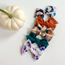 Load image into Gallery viewer, emerald | pinwheel bow
