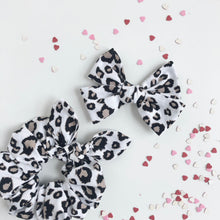 Load image into Gallery viewer, on safari | lark bow