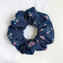 Load image into Gallery viewer, chambray floral | scrunchie
