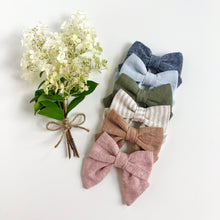 Load image into Gallery viewer, linen sailor bow | berry
