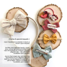 Load image into Gallery viewer, winter floral | lark bow
