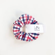 Load image into Gallery viewer, gingham navy/red | scrunchie
