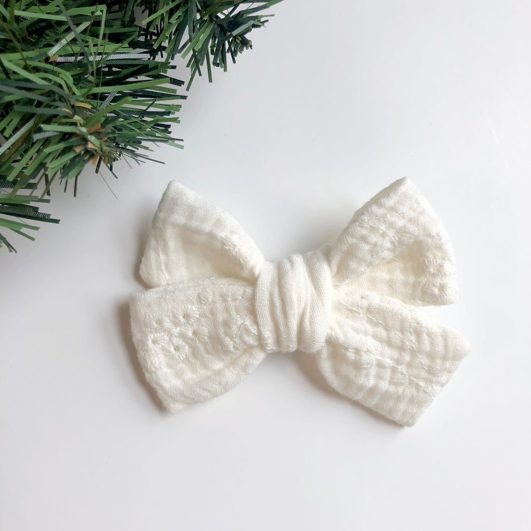 embroidered gauze-white | lark bow